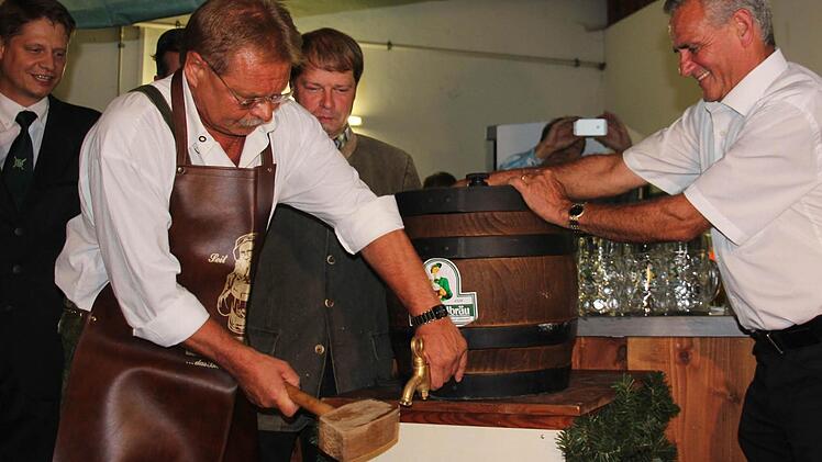 Zwei Schläge benötigte Bürgermeister Wolfgang Beiergrößlein (2. v. l.), dann lief das Bier. Mit im Bild (v. l.): Schützenmeister Frank Jungkunz, Gampertbräu-Geschäftsführer Christian Höfner und Landrat Oswald Marr.Fotos: Corinna Igler
