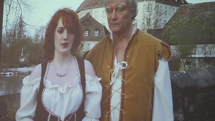 Bild aus der Multimediashow mit Reinhard Grasse (rechts) auf der alten Aischbrücke