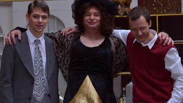 Die Langzeitstudenten Charley (Alexander Böhm, links) und Fritz (Michael Bähr) hecken mit "Tante Donna" einen Plan aus. Foto: Dieter Hübner