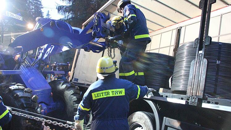 Die schweren Rollen mit Stahlbändern wurden am Radlader befestigt.  Foto: Friedwald Schedel