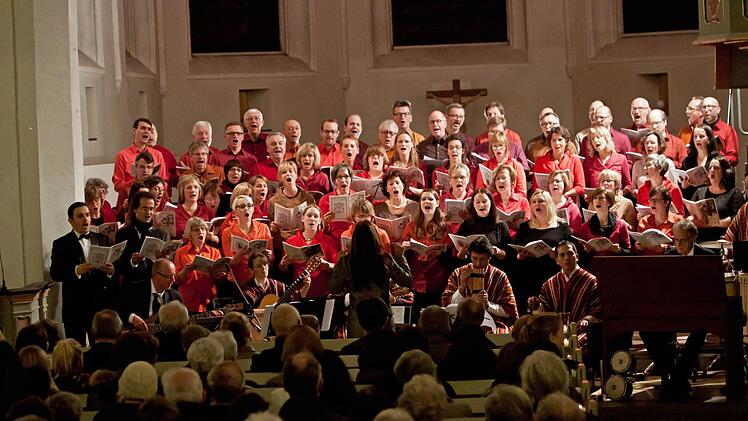 Gemeinsam mit der peruanischen Instrumentalgruppe "Indoamerika Perumanta" führte der Chor "Unerhört" Musik von Ariel Ramirez in der Coburger Heilig-Kreuz-Kirche auf.Foto: Jochen Berger
