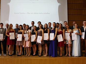 Die Jahrgangsbesten des Gymnasiums Ernestinum und die Schüler mit besonderen Einzelleistungen oder außergewöhnlichem Engagement erhielten Urkunden. Foto: Katja Nauer