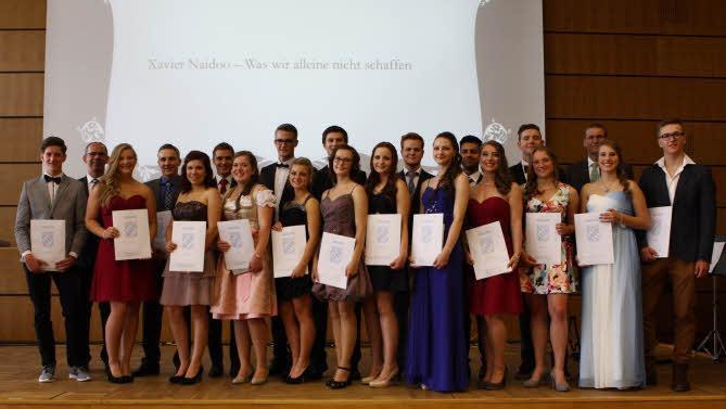 Die Jahrgangsbesten des Gymnasiums Ernestinum und die Schüler mit besonderen Einzelleistungen oder außergewöhnlichem Engagement erhielten Urkunden. Foto: Katja Nauer