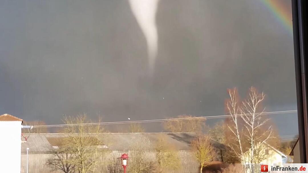 Tornado über Kürnach - Mehrere Häuser beschädigt