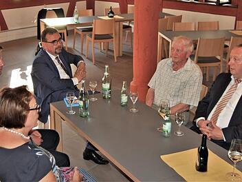 Bayerns neuer Bürgerbeauftragter Klaus Holetschek (53, Mitte) traf sich in Bad Kissingen mit Bürgern und Mandatsträgern. Foto: Sigismund von Dobschütz