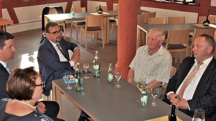 Bayerns neuer Bürgerbeauftragter Klaus Holetschek (53, Mitte) traf sich in Bad Kissingen mit Bürgern und Mandatsträgern. Foto: Sigismund von Dobschütz