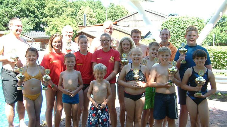 Die Besten des Arschbomben-Wettbewerbs in Steinwiesen.