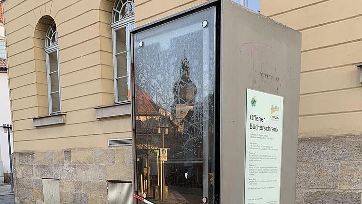 Der offene Bücherschrank am Theaterplatz in Coburg war Ziel von bislang unbekannten Vandalen.Oliver Schmidt