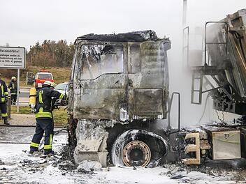 An der A70 Höhe Stadelhofen ist ein Lkw komplett ausgebrannt. An der Autobahn war der Sattelschlepper geparkt, als das Feuer ausbrach. Foto: News5/Merzbach
