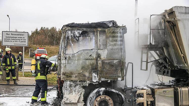 An der A70 Höhe Stadelhofen ist ein Lkw komplett ausgebrannt. An der Autobahn war der Sattelschlepper geparkt, als das Feuer ausbrach. Foto: News5/Merzbach