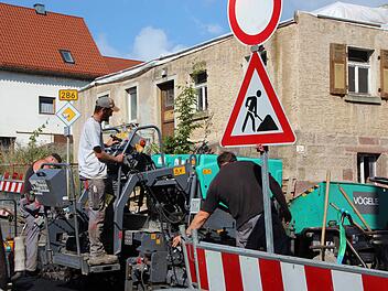 In Waldfenster verbessern Arbeiter derzeit die Sicherheit für Verkehrsteilnehmer. Dafür musste eine Scheune weichen. Foto: Johannes Schlereth