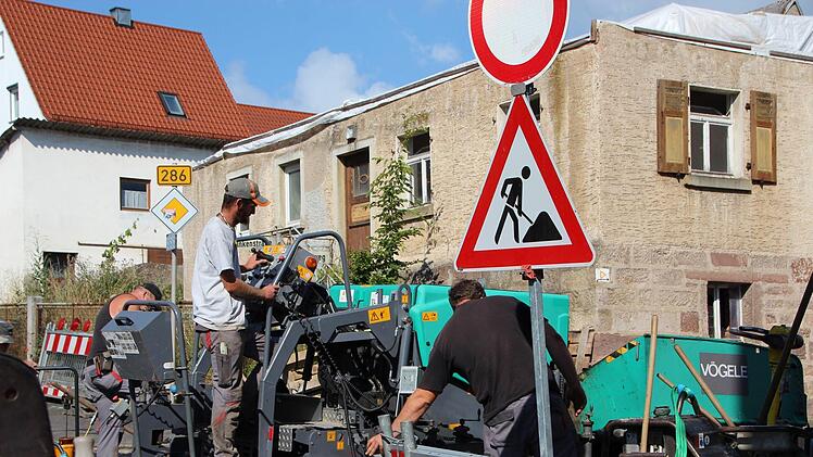 In Waldfenster verbessern Arbeiter derzeit die Sicherheit für Verkehrsteilnehmer. Dafür musste eine Scheune weichen. Foto: Johannes Schlereth
