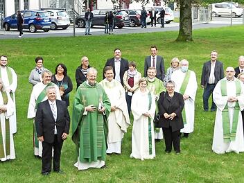 In Küps wurden der neue Pfarradministrator Thomas Teuchgräber sowie der neue Pfarrvikar Norbert Lang durch Dekan Pfarrer Detlef Pötzl feierlich eingeführt. Das Foto zeigt im Pfarrpark mit den Verantwortlichen aus den Pfarreien sowie der Kommunalpolitik (vorne, Mitte) den leitenden Pfarrer Thomas Teuchgräber sowie neben ihm (rechts) Dekan Detlef Pötzl, Pastoralreferentin Sarah Maria Röck-Damschen und Pfarrvikar Norbert Lang.  Foto: Dieter Wolf