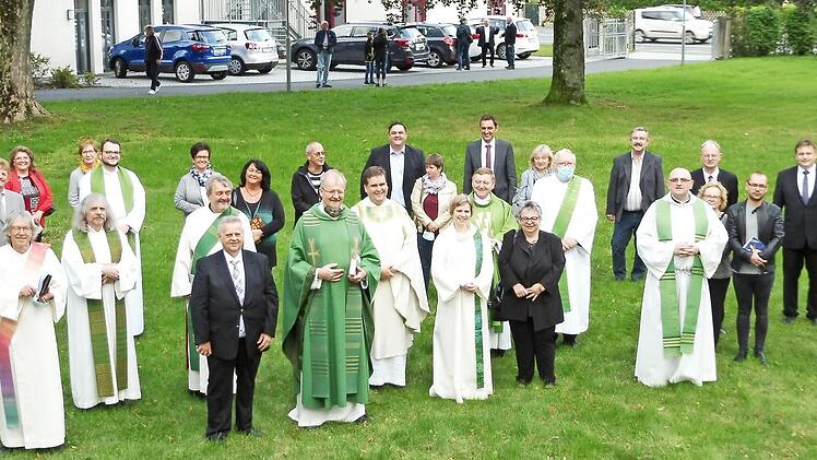In Küps wurden der neue Pfarradministrator Thomas Teuchgräber sowie der neue Pfarrvikar Norbert Lang durch Dekan Pfarrer Detlef Pötzl feierlich eingeführt. Das Foto zeigt im Pfarrpark mit den Verantwortlichen aus den Pfarreien sowie der Kommunalpolitik (vorne, Mitte) den leitenden Pfarrer Thomas Teuchgräber sowie neben ihm (rechts) Dekan Detlef Pötzl, Pastoralreferentin Sarah Maria Röck-Damschen und Pfarrvikar Norbert Lang.  Foto: Dieter Wolf