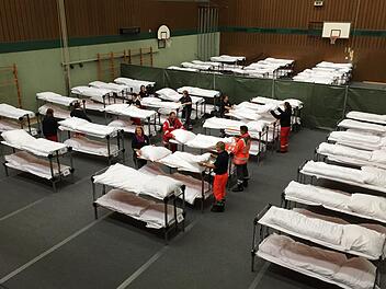 Schnell und effizient: 2015 bauten BRK-Helfer in der Dreifachturnhalle 100 Betten für Geflüchtete aus Syrien auf.