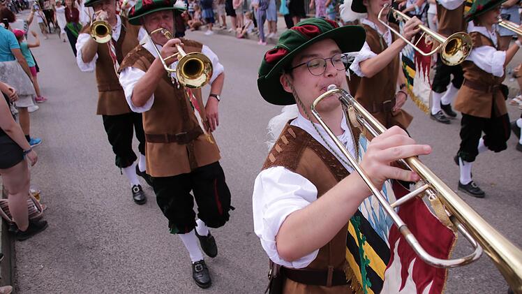 Zum Festzug gehört natürlich viel Musik.