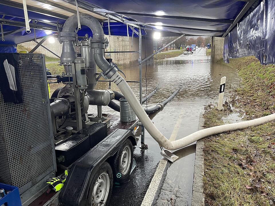 Gebrochener Bahndamm: Wasser überflutet Bundesstraße