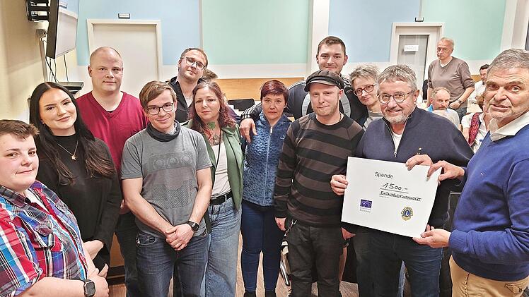 Im Kreise von Bewohnern der Laufer Mühle, die Einblicke in ihre persönlichen Schicksale gaben, bekam der Leiter Michael Thiem (rechts) von Lions-Präsident Norbert Amann eine 1500-Euro-Spende überreicht.