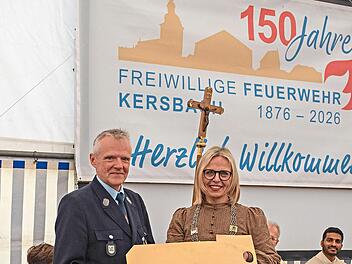 Oberb&uuml;rgermeisterin Martina Hebendanz &uuml;bergibt den Schl&uuml;ssel an Kommandant Klaus Hoffmann.