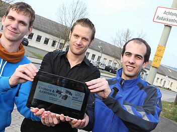 Tobias Zinkand, Stefan Wich-Herrlein und Niklas Hartmann (von links) haben den Verkehr in den Landkreisen Kronach und Lichtenfels genau im Blick. Wer ihre App nutzt, ist über Blitzer und Verkehrsstörungen immer auf dem Laufenden. Foto: Matthias Hoch