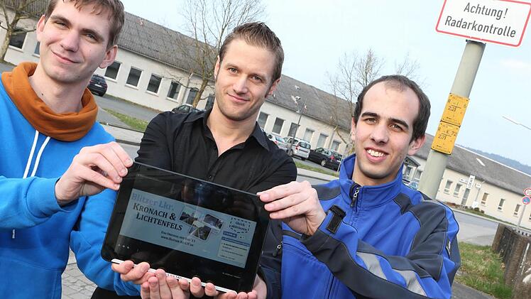Tobias Zinkand, Stefan Wich-Herrlein und Niklas Hartmann (von links) haben den Verkehr in den Landkreisen Kronach und Lichtenfels genau im Blick. Wer ihre App nutzt, ist über Blitzer und Verkehrsstörungen immer auf dem Laufenden. Foto: Matthias Hoch