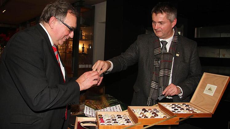 Für den stellvertretenden Landrat Dieter Schaar war die Eröffnung der Sonderausstellung "Kakao und Schokolade" eine reine Freude. Denn er outete sich als Schokofan und griff beim Angebot von Thomas Luger von der Confiserie Lauenstein gerne zu.