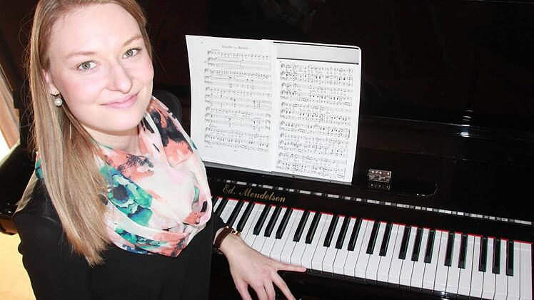 Lena Vogler aus Singenrain studiert an der Würzburger Musikschule Gesang. Morgen Abend wird sie in der Hartwaldklinik auftreten. Foto: Carmen Schmitt