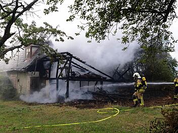 Auch dieser Schuppen bei Oberwallenstadt war unter den Objekten, die in den vergangenen Wochen in Flammen aufgingen. Archivbild: Frank Spitzenpfeil