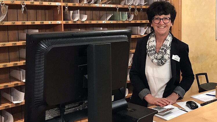 "Man lernt nie aus im Leben", lautet das Motto von Karin Scharf. Die 55-jährige Coburgerin hat gerade mit "sehr gut" die Prüfung zur Kauffrau im Gesundheitswesen bestanden. Nach 25 Jahren Familienpause arbeitet die ehemalige Pharmaberaterin jetzt an der Rezeption des Medical Parks in Bad Rodach. Foto: privat