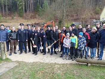 Freude und Erleichterung: Der Spatenstich für das Feuerwehrhaus ist geschafft. Foto: Thomas Weichert