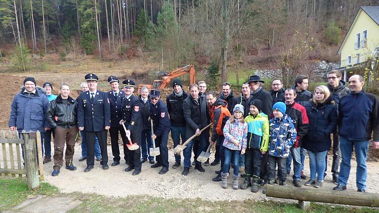 Freude und Erleichterung: Der Spatenstich für das Feuerwehrhaus ist geschafft. Foto: Thomas Weichert