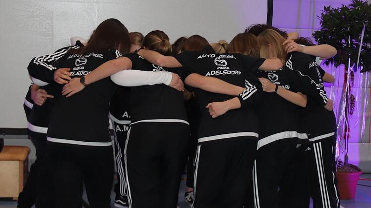 Die Damenmannschaft zeigten ihr Ritual, wie sie sich vor einem Spiel anfeuert.