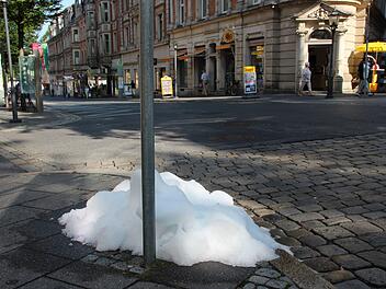 Rätselraten über ein Häufchen Schnee in der Coburger Innenstadt. Foto: Oliver Schmidt