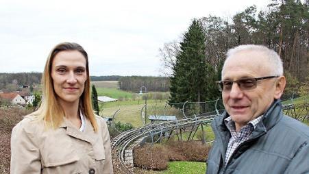 Anreiz für Michaela Wagner war vor allem die Sommerrodelbahn (im Hintergrund). Im Bild mit dem Hausherrn Bürgermeister Helmut Lottes