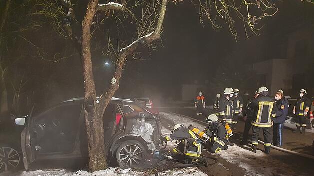 Auto steht in Flammen: