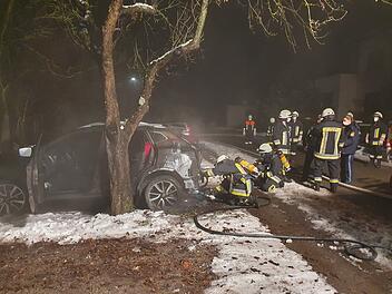 Auto steht in Flammen: