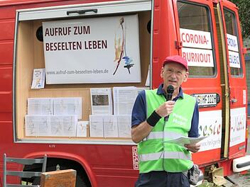Dr. Joachim Galuska vor dem Poesie-Mobil