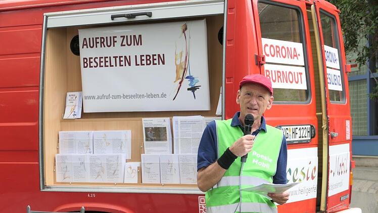 Dr. Joachim Galuska vor dem Poesie-Mobil