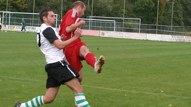 Der Eberner Peter Kollmer (rechts, rotes Trikot) klärt mit viel Einsatz gegen Körber die Situation.