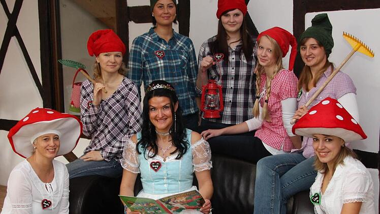Sandra Müller, Gratia Fischer-Marr und Lina Maier (vorne von links) erwarten mit ihrem  Team heute von 9 bis 18 Uhr ihre ersten kleinen und großen Gäste im Zwergencafé in der Bamberger Straße 33. Foto: privat