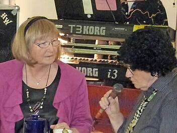 Liesel Wolf (rechts) und Traudel Schnös (links) waren das "Ehepaar vom Ziegelrück" (Bild oben). Als "wildes Tier" trat Otto Ehrler auf (Bild rechts oben), während Peter Klein als Putzfrau die Stimmung anheizte (Bild rechts unten). Fotos: Helmut Kistner