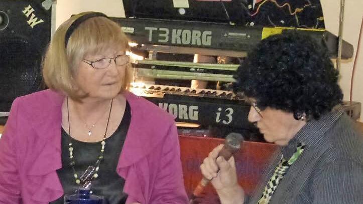 Liesel Wolf (rechts) und Traudel Schnös (links) waren das "Ehepaar vom Ziegelrück" (Bild oben). Als "wildes Tier" trat Otto Ehrler auf (Bild rechts oben), während Peter Klein als Putzfrau die Stimmung anheizte (Bild rechts unten). Fotos: Helmut Kistner