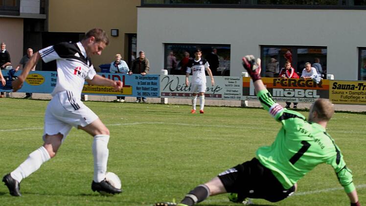 Fabian Benkert (links) umkurvt Gäste-Keeper Roman Kölbl und trifft zum zwischenzeitlichen Ausgleich.