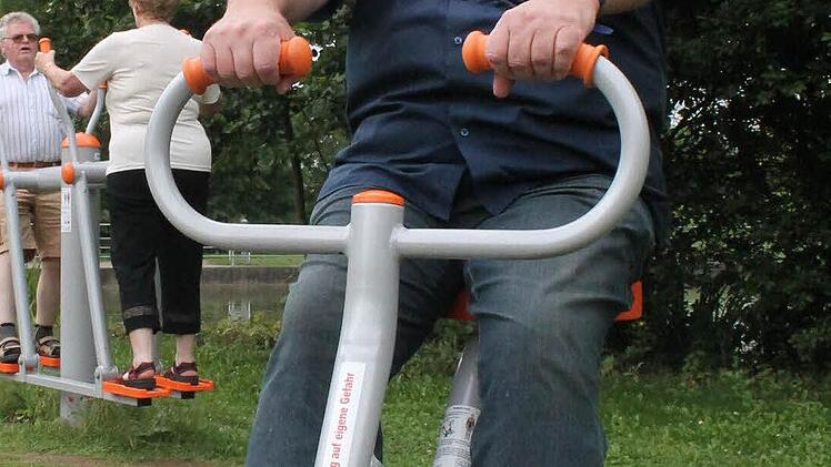 Norbert Fuhrmann probiert die Vitapark-Geräte selbst aus...