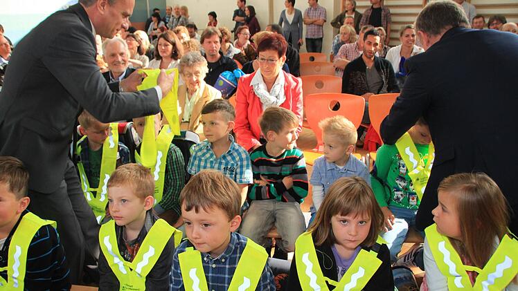 Übergabe der Sicherheitsdreiecke zum Schulanfang 2014 in Münnerstadt. Fotos: Paul Ziegler/Heike Beudert