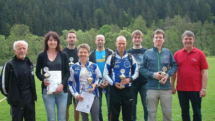 Gute Platzierungen erreichten die Läufer aus dem Kreis Kronach. Unser Bild zeigt (von links) Harald Popig, Silke Neubauer, Heiko Kuhnein, Renate Kohlmann, Ulrich Queck, Stefan Frosch, Max Hollendonner, Ulrich Hänchen und SV-Abteilungsleiter Gerhard Wunder. Foto: Hans Franz