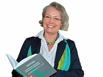 Behr-GrohHeidi Schönfeld mit ihrem Buihrem Buch "Sinnzentrierte Psychotherapie".  Foto: Behr-Groh
