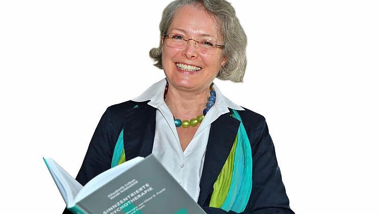 Behr-GrohHeidi Schönfeld mit ihrem Buihrem Buch "Sinnzentrierte Psychotherapie".  Foto: Behr-Groh