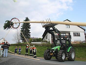Der Katschenreuther Maibaum ist heuer 28,5 Meter lang und sorgte beim Aufstellen für so manches Bangen. Denn in diesem Jahr ist der Baumstamm dünner ausgefallen, dafür war er vier Meter länger. Beim Aufstellen bog sich der Stamm heftig durch. Fotos: Sonny Adam
