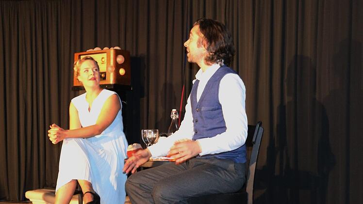 Eine unterhaltsame Nummern-Revue aus einer dramatischen Zeit zusammenzustellen, das wagten - durchaus hinreißend - Michaela Duhme und Alexander von Huge in der Spitalkirche. Foto: Klaus Klaschka